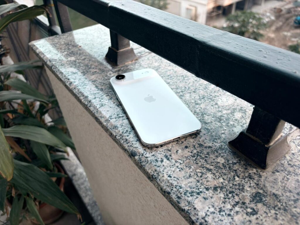 iPhone 17 Air front design showcasing its ultra-thin profile and vibrant OLED display.