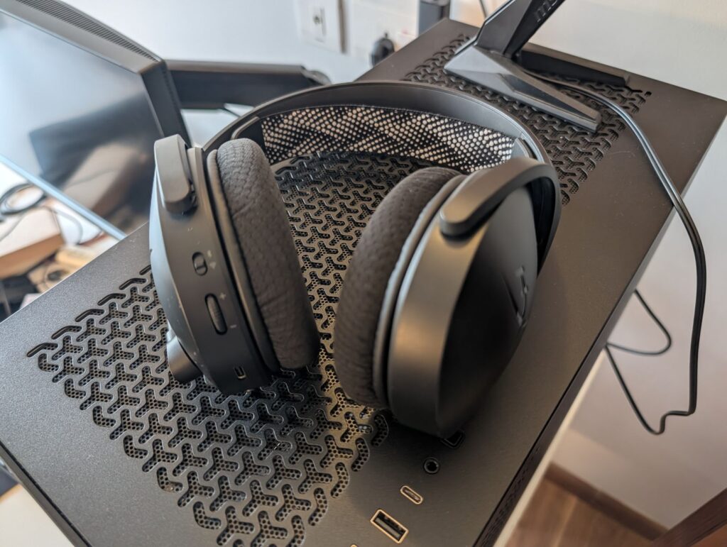 HyperX Cloud Jet lying on PC